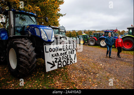 Den Haag, Niederlande. 16 Okt, 2019. Ein Traktor mit einem Banner während der Demonstration. niederländische Landwirte gegen die vorgeschlagenen Maßnahmen auf die Stickstoffemissionen in Den Haag zu protestieren. Die Bauern gestört Verkehr in die Stadt marschieren über die Straßenbahnlinien, die aktionsgruppe "Farmers Defense Force" auch für Zelte und Lebensmittel berufen hat, bedrohlich Camp gibt, bis ihre Forderungen erfüllt werden. Credit: SOPA Images Limited/Alamy leben Nachrichten Stockfoto