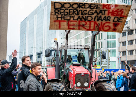 Den Haag, Niederlande. 16 Okt, 2019. Die Landwirte applaudieren Fahrer während der Demonstration. Niederländische Bauern protestieren gegen die vorgeschlagenen Maßnahmen auf die Stickstoffemissionen in Den Haag zu schneiden. Die Bauern gestört Verkehr in die Stadt marschieren über die Straßenbahnlinien, die aktionsgruppe "Farmers Defense Force" auch für Zelte und Lebensmittel berufen hat, bedrohlich Camp gibt, bis ihre Forderungen erfüllt werden. Credit: SOPA Images Limited/Alamy leben Nachrichten Stockfoto