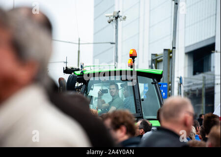 Den Haag, Niederlande. 16 Okt, 2019. Ein Landwirt die Bilder aus einem Traktor während der Demonstration. niederländische Landwirte gegen die vorgeschlagenen Maßnahmen auf die Stickstoffemissionen in Den Haag zu protestieren. Die Bauern gestört Verkehr in die Stadt marschieren über die Straßenbahnlinien, die aktionsgruppe "Farmers Defense Force" auch für Zelte und Lebensmittel berufen hat, bedrohlich Camp gibt, bis ihre Forderungen erfüllt werden. Credit: SOPA Images Limited/Alamy leben Nachrichten Stockfoto