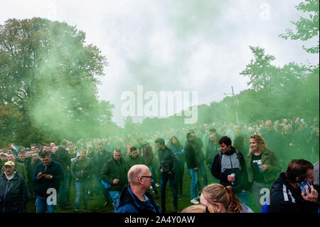 Den Haag, Niederlande. 16 Okt, 2019. Grüner Rauch durch die Landwirte während der Demonstration verwendet. niederländische Landwirte gegen die vorgeschlagenen Maßnahmen auf die Stickstoffemissionen in Den Haag zu protestieren. Die Bauern gestört Verkehr in die Stadt marschieren über die Straßenbahnlinien, die aktionsgruppe "Farmers Defense Force" auch für Zelte und Lebensmittel berufen hat, bedrohlich Camp gibt, bis ihre Forderungen erfüllt werden. Credit: SOPA Images Limited/Alamy leben Nachrichten Stockfoto