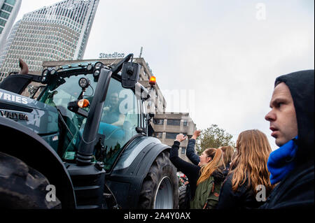 Den Haag, Niederlande. 16 Okt, 2019. Die Landwirte applaudieren Fahrer während der Demonstration. Niederländische Bauern protestieren gegen die vorgeschlagenen Maßnahmen auf die Stickstoffemissionen in Den Haag zu schneiden. Die Bauern gestört Verkehr in die Stadt marschieren über die Straßenbahnlinien, die aktionsgruppe "Farmers Defense Force" auch für Zelte und Lebensmittel berufen hat, bedrohlich Camp gibt, bis ihre Forderungen erfüllt werden. Credit: SOPA Images Limited/Alamy leben Nachrichten Stockfoto