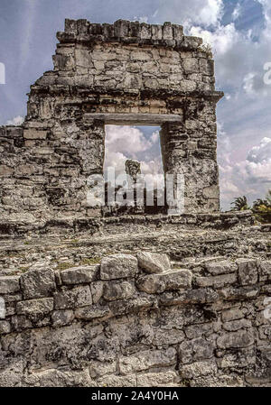 Tulum, Quintana Roo, Mexiko. 8 Mär, 2000. Ruinen der präkolumbischen Maya-Stadt Tulum. An der Ostküste der Halbinsel YucatÃ¡n auf das Karibische Meer, im mexikanischen Bundesstaat Quintana Roo, Tulum ist eine der am besten erhaltenen Küsten Maya Ruinen und ein beliebter Ort für Touristen. Credit: Arnold Drapkin/ZUMA Draht/Alamy leben Nachrichten Stockfoto