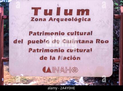 Tulum, Quintana Roo, Mexiko. 8 Mär, 2000. Ein Schild am Eingang des präkolumbianischen Maya-Stadt Tulum informieren Besucher Es ist eine archäologische Zone und nationalen kulturellen Schatz. An der Ostküste der Halbinsel YucatÃ¡n auf das Karibische Meer, im mexikanischen Bundesstaat Quintana Roo, Tulum ist eine der am besten erhaltenen Küsten Maya Ruinen und ein beliebter Ort für Touristen. Credit: Arnold Drapkin/ZUMA Draht/Alamy leben Nachrichten Stockfoto