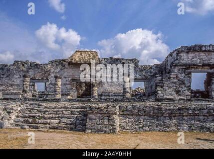 Tulum, Quintana Roo, Mexiko. 8 Mär, 2000. Ruinen der präkolumbischen Maya-Stadt Tulum. An der Ostküste der Halbinsel YucatÃ¡n auf das Karibische Meer, im mexikanischen Bundesstaat Quintana Roo, Tulum ist eine der am besten erhaltenen Küsten Maya Ruinen und ein beliebter Ort für Touristen. Credit: Arnold Drapkin/ZUMA Draht/Alamy leben Nachrichten Stockfoto