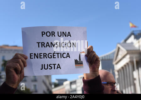 Madrid, Spanien. 16 Okt, 2019. Eine Demonstrantin hält ein Plakat während der Demonstration. Rund 1.000 Endesa' As Pontes" Anlage Arbeiter vor dem Congreso de los Diputados in Madrid versammelt, um gegen die Schließung dieser thermischen Kraftwerk zu protestieren. Sie forderten von der spanischen Regierung ein Fair Energy Transition Plan. Credit: SOPA Images Limited/Alamy leben Nachrichten Stockfoto