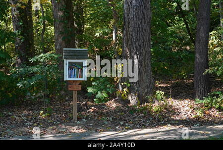 Arlington, VA/USA - 22. September 2019: Wenig freie Bibliothek Buch Exchange box in der Mitte zu einem Wohngebiet neighboorhood Stockfoto