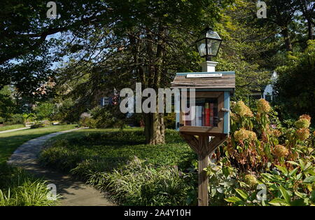 Arlington, VA/USA - 22. September 2019: Wenig freie Bibliothek Buch Exchange box in der Mitte zu einem Wohngebiet neighboorhood Stockfoto