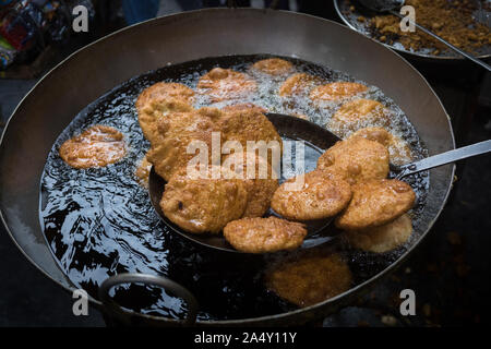 Kachori ist eine würzige, gebratene Blätterteig Snack aus Indien. Es ist eines der beliebtesten Snack, der in ganz Indien verkauft wird. Stockfoto