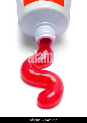 Red Zahnpasta aus der Tube isoliert auf weißem gepresst. Stockfoto