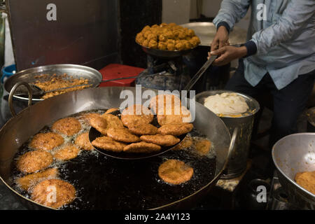 Kachori ist eine würzige, gebratene Blätterteig Snack aus Indien. Es ist eines der beliebtesten Snack, der in ganz Indien verkauft wird. Stockfoto