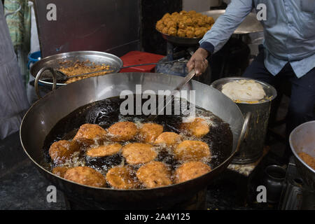 Kachori ist eine würzige, gebratene Blätterteig Snack aus Indien. Es ist eines der beliebtesten Snack, der in ganz Indien verkauft wird. Stockfoto