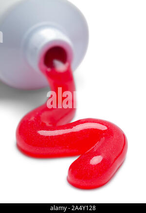 Red Zahnpasta aus der Tube Close Up isoliert auf weißem gepresst. Stockfoto