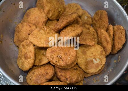 Kachori ist eine würzige, gebratene Blätterteig Snack aus Indien. Es ist eines der beliebtesten Snack, der in ganz Indien verkauft wird. Stockfoto