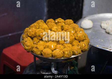 Kachori ist eine würzige, gebratene Blätterteig Snack aus Indien. Es ist eines der beliebtesten Snack, der in ganz Indien verkauft wird. Stockfoto