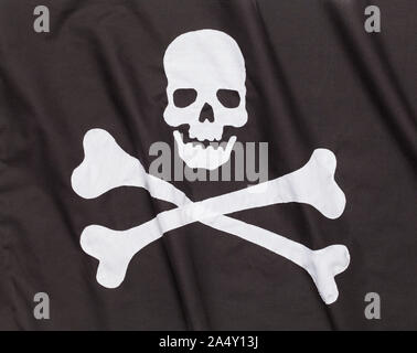 Winkende Cross Bones Pirate Flag mit Wellen Hintergrund. Stockfoto