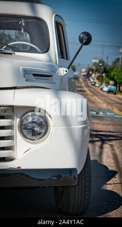 Eine alte 1949 Pickup Truck sitzt auf einer Straße in Südkalifornien. Stockfoto