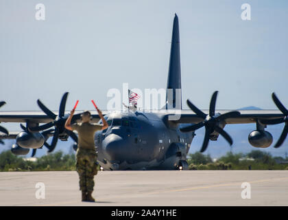 Einen HC-130J Bekämpfung König II Taxis an der flightline in Davis-Monthan Air Force Base, Arizona, Okt. 13, 2019. Flieger auf der 79th und 655Th Aircraft Maintenance Staffeln zurück nach Hause von einer Bereitstellung unsere Mission im Ausland Unterstützung zugewiesen. (U.S. Air Force Foto von älteren Flieger Kristine Legat) Stockfoto