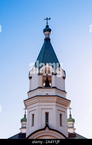 Hakodate orthodoxe Kirche - Russisch-orthodoxe Kirche Zwiebeltürmen Glockenturm im Winter unter blauen Himmel. Motomachi - Hakodate, Hakkaido Stockfoto