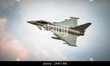 Eine italienische Luftwaffe Eurofighter Typhoon Manöver bei einer gemeinsamen Close Air Support Übung mit US-Marines auf den besonderen Zweck Marine Air-Ground Task Force - Krisenmanagement - Central Command (SPMAGTF-CR-CC) 19.2, und Service Mitglieder mit der Italienischen Luftwaffe in Kuwait, Okt. 14, 2019. Die SPMAGTF-CR-CC arbeitet mit Partnerstaaten auf Aufrechterhaltung der regionalen Sicherheit. (U.S. Marine Corps Foto von Sgt. Kyle C. Talbot) Stockfoto