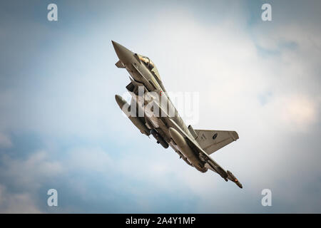 Eine italienische Luftwaffe Eurofighter Typhoon Manöver bei einer gemeinsamen Close Air Support Übung mit US-Marines auf den besonderen Zweck Marine Air-Ground Task Force - Krisenmanagement - Central Command (SPMAGTF-CR-CC) 19.2, und Service Mitglieder mit der Italienischen Luftwaffe in Kuwait, Okt. 14, 2019. Die SPMAGTF-CR-CC arbeitet mit Partnerstaaten auf Aufrechterhaltung der regionalen Sicherheit. (U.S. Marine Corps Foto von Sgt. Kyle C. Talbot) Stockfoto