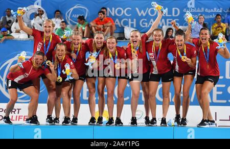 Doha, Katar. 16 Okt, 2019. Goldmedaillengewinner, Spieler aus Dänemark, Feiern bei der Verleihung des Women's Beach Handball am 1. ANOC Welt Spiele am Strand Katar 2019 in Doha, der Hauptstadt von Katar, am Okt. 16, 2019. Credit: Nikku/Xinhua/Alamy leben Nachrichten Stockfoto