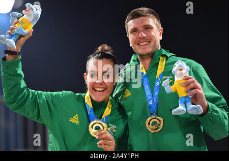 Doha, Katar. 16 Okt, 2019. Goldmedaillenträger Baran Andre (R) und Miller Rafella Brasiliens posieren für Fotos, die während der Verleihung des gemischten Doppel Beach Tennis am 1. ANOC Welt Spiele am Strand Katar 2019 in Doha, der Hauptstadt von Katar, Okt. 16, 2019. Credit: Nikku/Xinhua/Alamy leben Nachrichten Stockfoto