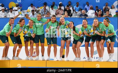 Doha, Katar. 16 Okt, 2019. Silber Medaillengewinner, Spieler von Ungarn, Feiern bei der Verleihung des Women's Beach Handball am 1. ANOC Welt Spiele am Strand Katar 2019 in Doha, der Hauptstadt von Katar, am Okt. 16, 2019. Credit: Nikku/Xinhua/Alamy leben Nachrichten Stockfoto