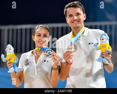 Doha, Katar. 16 Okt, 2019. Silber medaillengewinner Marie Eve (L) und Gianotti Nicolas Frankreichs für Fotos, die während der Verleihung des gemischten Doppel Beach Tennis pose Am 1. ANOC Welt Spiele am Strand Katar 2019 in Doha, der Hauptstadt von Katar, Okt. 16, 2019. Credit: Nikku/Xinhua/Alamy leben Nachrichten Stockfoto