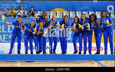 Doha, Katar. 16 Okt, 2019. Bronze- medaillengewinner, Spieler von Brasilien, Feiern bei der Verleihung des Women's Beach Handball am 1. ANOC Welt Spiele am Strand Katar 2019 in Doha, der Hauptstadt von Katar, am Okt. 16, 2019. Credit: Nikku/Xinhua/Alamy leben Nachrichten Stockfoto