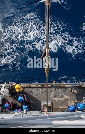 SOUTH CHINA SEA (Okt. 2010) 16, 2019) Segler, die ticonderoga-Klasse geführte-missile Cruiser USS Antietam (CG54), bereiten Sie eine Sonde, die von der Flotte Auffüllung öler USNS John Ericsson (T-AO 194) während einer Nachlieferung erhalten-auf-See. Antietam freut sich auf die US-Flotte 7 Bereich für Maßnahmen zur Erhöhung der Sicherheit und Stabilität in der indopazifischen Region bereitgestellt. (U.S. Marine Foto von Mass Communication Specialist 2. Klasse William McCann) Stockfoto