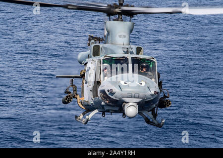 191009-N-NB 544-1251 Manila Bay (Okt. 2010) 9, 2019) Ein UH-1Y Venom, angeschlossen an Marine Medium Tiltrotor Squadron (VMM) 163 (verstärkt), Ansätze der amphibious Transport dock Schiff USS John Murtha (LPD S. 26) während der Übung KAMANDAG 3. KAMANDAG 3, eine philippinische-led, bilaterale Übung mit den USA, die Terrorismusbekämpfung zu erhöhen, der humanitären Hilfe und Katastrophenhilfe Fähigkeiten durch militärische Austausch, Partnerschaft und die Fähigkeit, schnell auf Krisen in der gesamten indopazifischen Region reagieren zu stärken. KAMANDAG ist ein Akronym für die Philippinischen Ausdruck "Kaagapay Ng Mga Mandiri Stockfoto