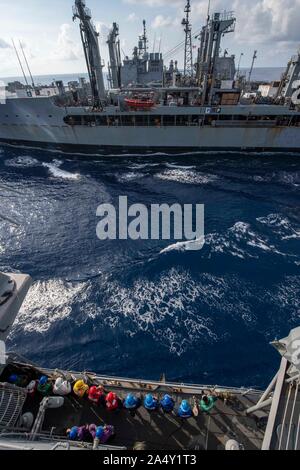 SOUTH CHINA SEA (Okt. 2010) 16, 2019) Segler, die ticonderoga-Klasse geführte-missile Cruiser USS Antietam (CG54), bereiten Sie eine Sonde, die von der Flotte Auffüllung öler USNS John Ericsson (T-AO 194) während einer Nachlieferung erhalten-auf-See. Antietam freut sich auf die US-Flotte 7 Bereich für Maßnahmen zur Erhöhung der Sicherheit und Stabilität in der indopazifischen Region bereitgestellt. (U.S. Marine Foto von Mass Communication Specialist 2. Klasse William McCann) Stockfoto