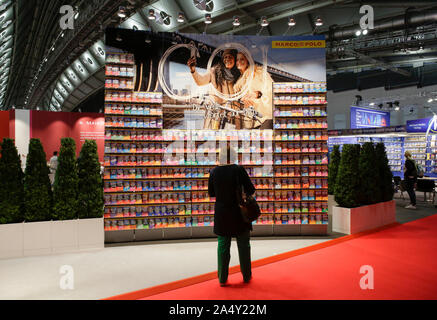 Frankfurt am Main, Deutschland. 16 Okt, 2019. Eine Frau steht vor einer Wand mit Reiseführer aus dem deutschen Verlag Marco Polo. Die 71Th Frankfurter Buchmesse 2019 ist die weltweit größte Buchmesse mit über 7.500 Ausstellern und über 285.000 erwarteten Besucher. Der Ehrengast für die 2019 Messe ist Norwegen. (Foto von Michael Debets/Pacific Press) Quelle: Pacific Press Agency/Alamy leben Nachrichten Stockfoto