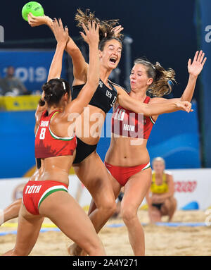 Doha, Katar. 16 Okt, 2019. Laerke Frederikke Buhl (C) der Dänemark konkurriert während der Frauen Beach Handball Finale zwischen Ungarn und Dänemark am 1. ANOC Welt Spiele am Strand Katar 2019 in Doha, der Hauptstadt von Katar, am Okt. 16, 2019. Credit: Nikku/Xinhua/Alamy leben Nachrichten Stockfoto