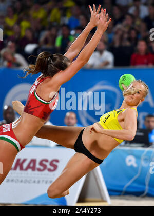 Doha, Katar. 16 Okt, 2019. Kristensen Linie Gyldenlove (R) von Dänemark Mias mit Speth Evelin aus Ungarn während der Frauen Beach Handball Finale zwischen Ungarn und Dänemark am 1. ANOC Welt Spiele am Strand Katar 2019 in Doha, der Hauptstadt von Katar, am Okt. 16, 2019. Credit: Nikku/Xinhua/Alamy leben Nachrichten Stockfoto