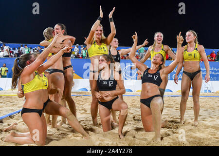 Doha, Katar. 16 Okt, 2019. Mannschaft Dänemark feiert nach dem Gewinn der Frauen Beach Handball Finale zwischen Ungarn und Dänemark am 1. ANOC Welt Spiele am Strand Katar 2019 in Doha, der Hauptstadt von Katar, am Okt. 16, 2019. Credit: Nikku/Xinhua/Alamy leben Nachrichten Stockfoto