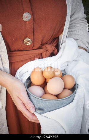 Mädchen, dass Schüssel Eier Stockfoto
