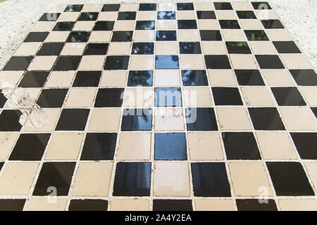 Tisch aus Stein im City Park mit Schachbrett Stockfoto