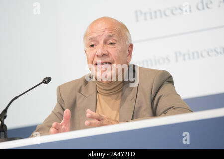 Oviedo, Spanien. 16 Okt, 2019. Die Prinzessin von Asturien Preis für Sozialwissenschaften, Alejandro Portes Teilnahme an der Medien während der Alejandro Portes Pressekonferenz auf der Reconquista Hotel in Oviedo, Spanien (Foto von Alberto Brevers/Pacific Press) Quelle: Pacific Press Agency/Alamy leben Nachrichten Stockfoto