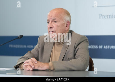 Oviedo, Spanien. 16 Okt, 2019. Die Prinzessin von Asturien Preis für Sozialwissenschaften, Alejandro Portes Teilnahme an der Medien während der Alejandro Portes Pressekonferenz auf der Reconquista Hotel in Oviedo, Spanien (Foto von Alberto Brevers/Pacific Press) Quelle: Pacific Press Agency/Alamy leben Nachrichten Stockfoto