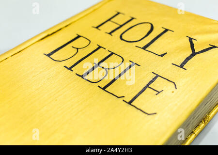 Goldene Farbe heilige Bibel Abdeckung Detailansicht Stockfoto