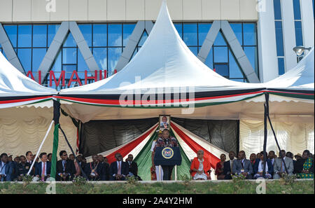 (191017) -- NAIROBI, Oktober 17, 2019 (Xinhua) - der kenianische Präsident Uhuru Kenyatta liefert eine Rede in einer Zeremonie von Kenias standard Gauge Railway (SGR) Phase 2 A bei Maai Mahiu Station in Kenia, Okt. 16, 2019. Kenianische Präsident Uhuru Kenyatta am Mittwoch startete die 120-km-Nairobi-Naivasha SGR, die erwartet wird, Hinterland des Landes durch mehr Bewegung von Passagieren und Fracht zu verwandeln. China Kommunikation Baufirma umgesetzt Phase 2A der SGR, deren Wahrzeichen verfügt über fünf Stationen, Personenverkehr sowie durch 3 Tunnel erleichtern wird, 29b gehören Stockfoto