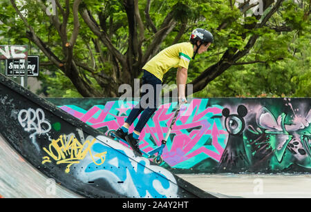 Singapur-09 Nov 2017: junger Kerl skateboard Spielen in einem Park Stockfoto