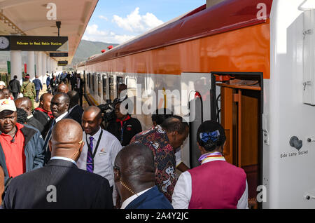 (191017) -- NAIROBI, Oktober 17, 2019 (Xinhua) - der kenianische Präsident Uhuru Kenyatta Boards mit dem Zug nach einer Zeremonie von Kenias standard Gauge Railway (SGR) Phase 2 A bei Maai Mahiu Station in Kenia, Okt. 16, 2019. Kenianische Präsident Uhuru Kenyatta am Mittwoch startete die 120-km-Nairobi-Naivasha SGR, die erwartet wird, Hinterland des Landes durch mehr Bewegung von Passagieren und Fracht zu verwandeln. China Kommunikation Baufirma umgesetzt Phase 2A der SGR, deren Wahrzeichen verfügt über fünf Stationen, Personenverkehr sowie durch 3 Tunnel, 29 erleichtern, gehören Stockfoto