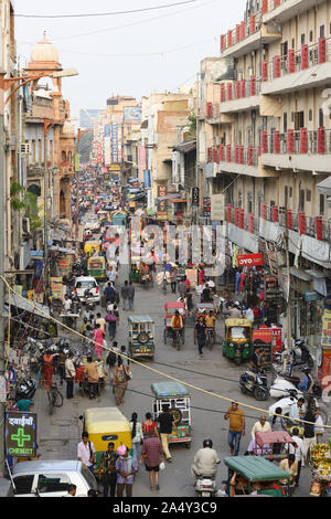 Luftaufnahme des täglichen Lebens in Paharganj Nachbarschaft. Paharganj ist als Shahganj oder King's Ganj bekannt. Stockfoto