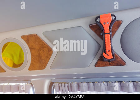 Orange Sicherheitsglas hammer Montage in der Nähe der Fenster Glas und Vorhang auf der Van für den Einsatz des Glases bei Unfall zu brechen. Stockfoto