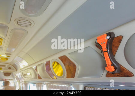 Orange Sicherheitsglas hammer Montage in der Nähe der Fenster Glas und Vorhang auf der Van für den Einsatz des Glases bei Unfall zu brechen. Stockfoto