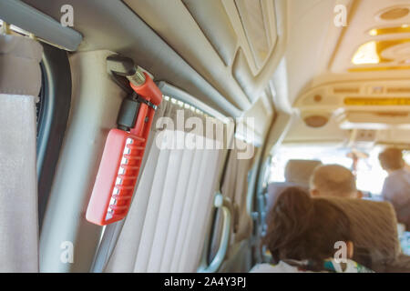 Orange Sicherheitsglas hammer Montage in der Nähe der Fenster Glas und Vorhang auf der Van für den Einsatz des Glases bei Unfall zu brechen. Stockfoto
