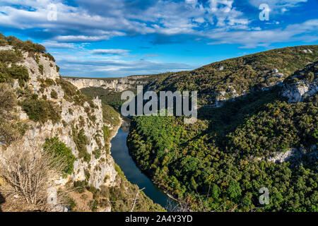 Fluss in der schönen Ardeche Schlucht in Frankreich. Stockfoto