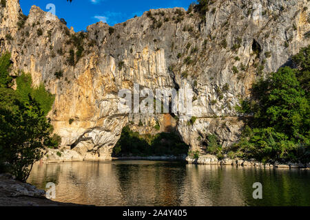 Pont D'Arc, rock Bogen über die Ardeche Fluss in Frankreich Stockfoto